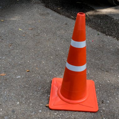 Asfalt yolda plastik turuncu koni