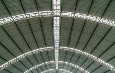 Metal eğri çatı yapısının resmi