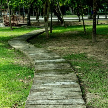 Parkta beton yol