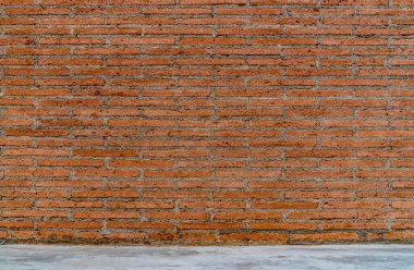 Beton zeminli eski kahverengi tuğla duvar