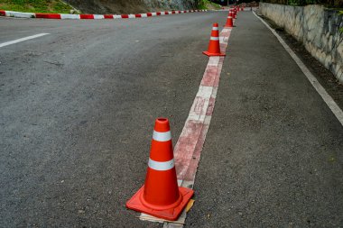 Asfalt yolda plastik turuncu koni