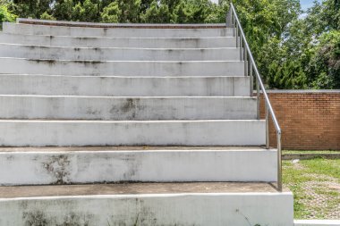 Eski beton tribünün kıvrımı