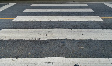 Asfalt yolda beyaz yaya geçidi manzarası