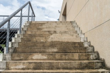 Küçük çakıl desenli merdivenli beton.