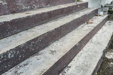 Yaşlanmış beton merdiven. Basit arkaplan.