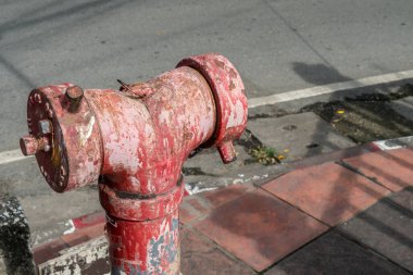 Beton kaldırımda kırmızı yangın musluğu