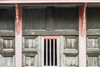 Tayland tapınağındaki ahşap duvardaki eski pencereler