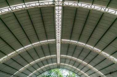 Metal eğri çatı yapısının resmi