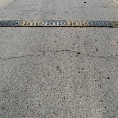 Beton yolda sarı ve siyah hız tümseği