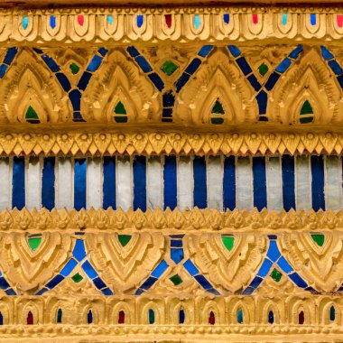 Tayland alçı kaplaması ve tapınakta renkli camlar