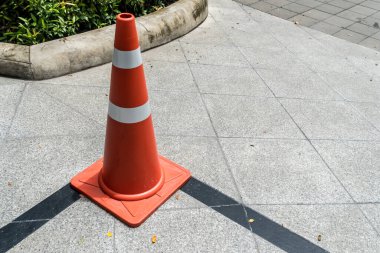 Beton kaldırımda plastik turuncu koni