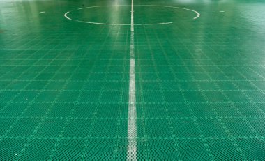 Basketbol sahasının zemininde beyaz çizgili yeşil plastik fayanslar