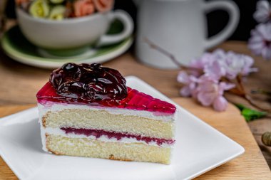 Beyaz tabakta yaban mersinli kek.