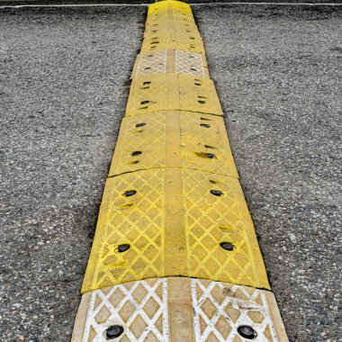 Asfalt yolda sarı hız tümseği