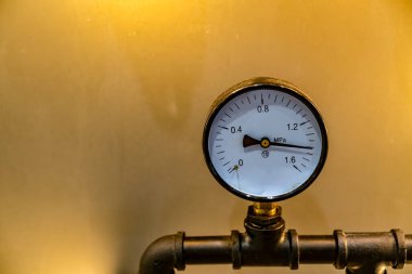 Sarı arka planda metal boruyla Gage 'e baskı yapın.