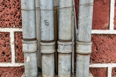 Duvardaki metal su borusu.