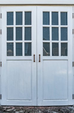 Saplı beyaz ahşap kapı.