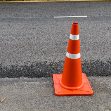 Asfalt yolda plastik turuncu koni