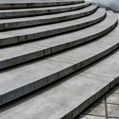 Eğri beton merdiven perspektifi