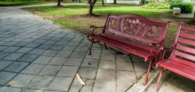 Parktaki metal park bankında.