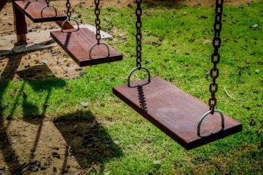 Kahverengi ahşap salıncak parkta