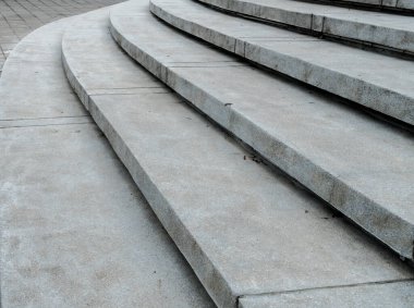 Eğri beton merdiven perspektifi