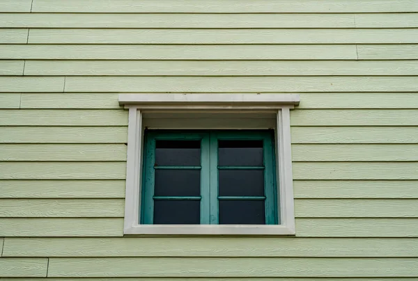 Закрытые Зеленые Окна Старом Светло Зеленом Фоне Деревянной Стены — стоковое фото