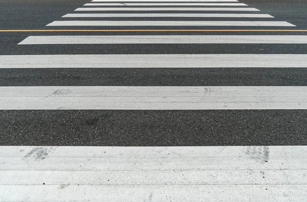 Weißer Zebrastreifen Auf Asphaltstraße — Stockfoto