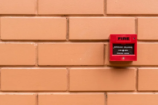 Interruttore Rosso Fuoco Sul Muro Mattoni Marrone — Foto Stock