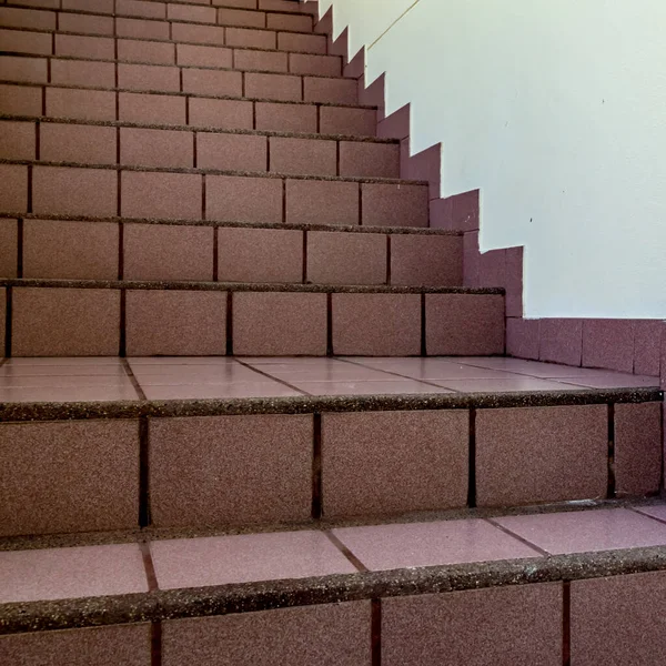 Perspektive Der Braunen Fliesen Treppe — Stockfoto