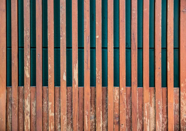 古い茶色の木製の壁空気ベントのためのスペース — ストック写真