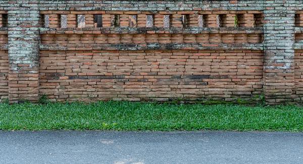 Старая Кирпичная Стена Зеленой Травой — стоковое фото