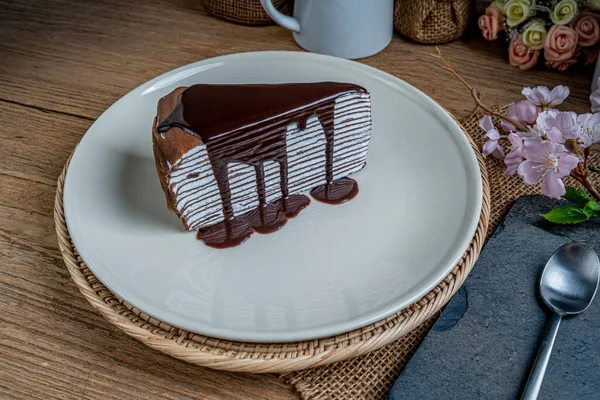 Stück Schokoladen Crêpe Kuchen Auf Weißem Keramikteller — Stockfoto