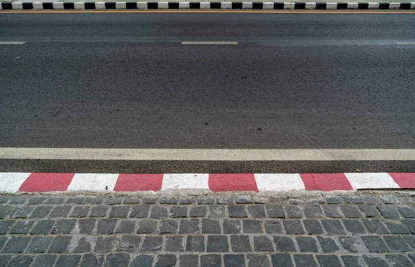 Kırmızı Beyaz Kaldırımlı Asfalt Yolu Perspektifi — Stok fotoğraf