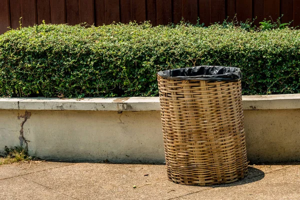 Бамбук Плетет Мусорное Ведро Черным Пластиковым Пакетом — стоковое фото