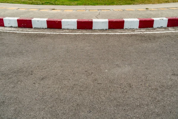 Strada Asfaltata Con Marciapiede Rosso Bianco — Foto Stock