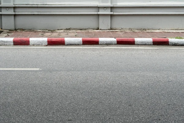 Concrete Sidewalk Red White Curb — Stock Photo, Image