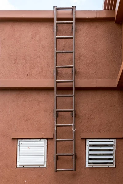 Железо Фиксированная Лестница Коричневой Бетонной Стене — стоковое фото