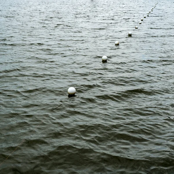 Bouées Marqueurs Plastique Blanc Flottant Dans Lac — Photo