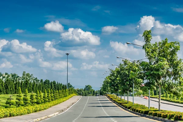 Estrada Asfalto Bonita Com Plantas Verdes Aparadas Parque Nuvem Branca — Fotografia de Stock