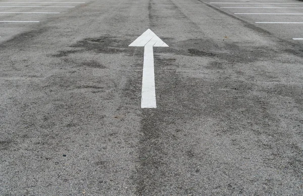 Asphaltierte Straße Mit Pfeilschild — Stockfoto