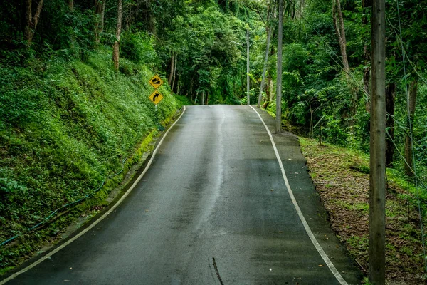 Estrada Asfalto Com Sinal Tráfego Colina Íngreme Floresta Zona Tropical — Fotografia de Stock