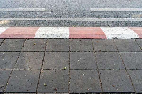 コンクリートの歩道と赤と白の縁石 — ストック写真
