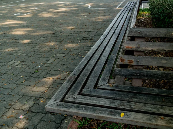 Parkta Yeşil Bitkiler Olan Eski Ahşap Park Bankında — Stok fotoğraf