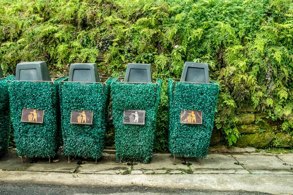 Mülleimer Auf Betonkorndeckel Park — Stockfoto