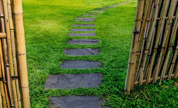 Caminho Pedra Cinza Com Cerca Bambu Parque — Fotografia de Stock