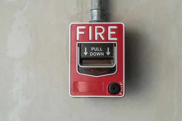 Κόκκινος Διακόπτης Φωτιάς Γκρι Τσιμεντένιο Τοίχο — Φωτογραφία Αρχείου