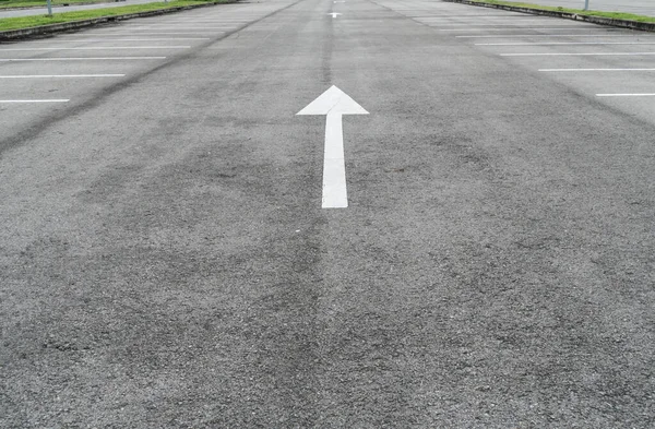 Asfalto Strada Con Freccia Segno — Foto Stock