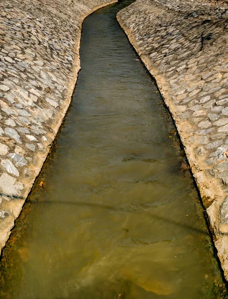 Διώρυγα Άρδευσης Τσιμεντένιο Πέτρινο Τοίχο — Φωτογραφία Αρχείου