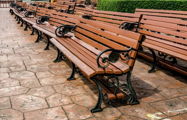 Скамейка Деревянном Парке Бетонном Полу — стоковое фото